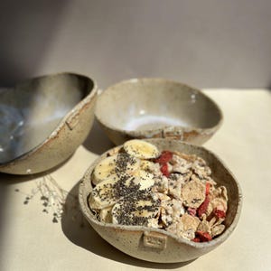 Handmade Ceramic Bowl – Minimalist Pottery Dish – Everyday Serving Bowl – Wabi-Sabi Kitchen Decor – Natural Clay Tableware