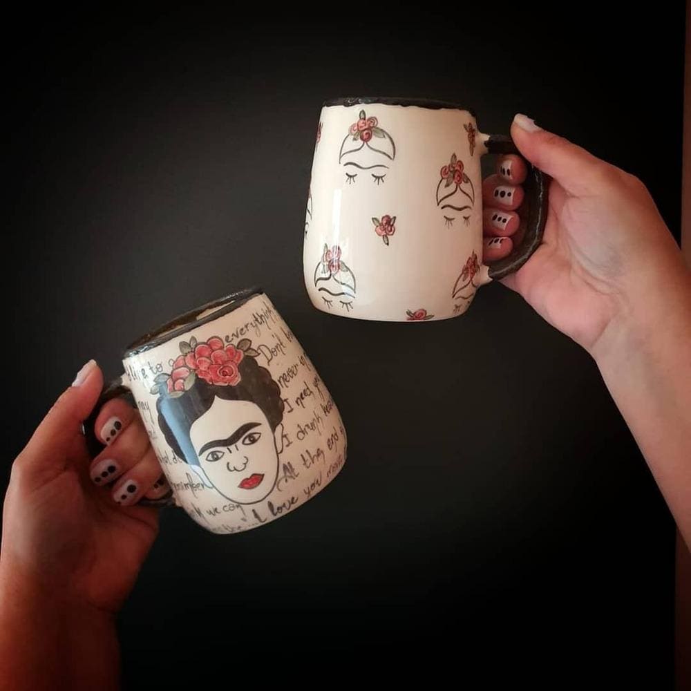 フリーダ・カーロのマグカップ：手作りの陶器製コーヒーカップ、芸術的
