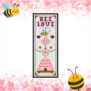 Peut inclure: Une broderie au point de croix avec les mots "BEE LOVE" en bordeaux. Le motif comprend une abeille, des cœurs, une fleur et une ruche rose. Le fond est blanc et le motif est encadré en noir.
