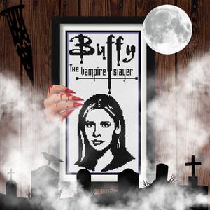 Peut inclure: Une broderie encadrée avec le texte "Buffy The Vampire Slayer" au-dessus d'un portrait en noir et blanc. Une main aux ongles rouge sang s'étend sur le côté. Une pleine lune et une scène de cimetière complètent le thème effrayant.