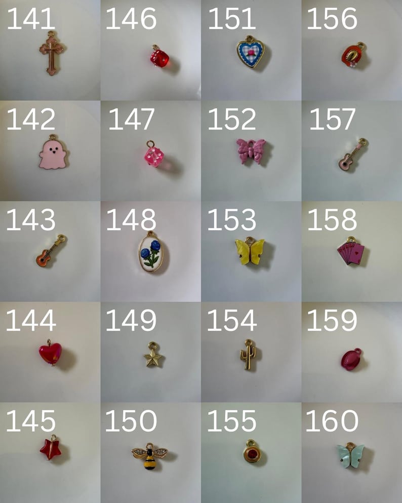 K&ouml;nnte beinhalten: Eine Sammlung von zwanzig kleinen Metallanh&auml;ngern, nummeriert von 141 bis 160, mit verschiedenen Formen wie Kreuz, Geist, Gitarre, Herz, Stern, Biene, W&uuml;rfel, Schmetterling, Kaktus, Spielkarten und Cowboyhut in verschiedenen Farben und Ausf&uuml;hrungen.