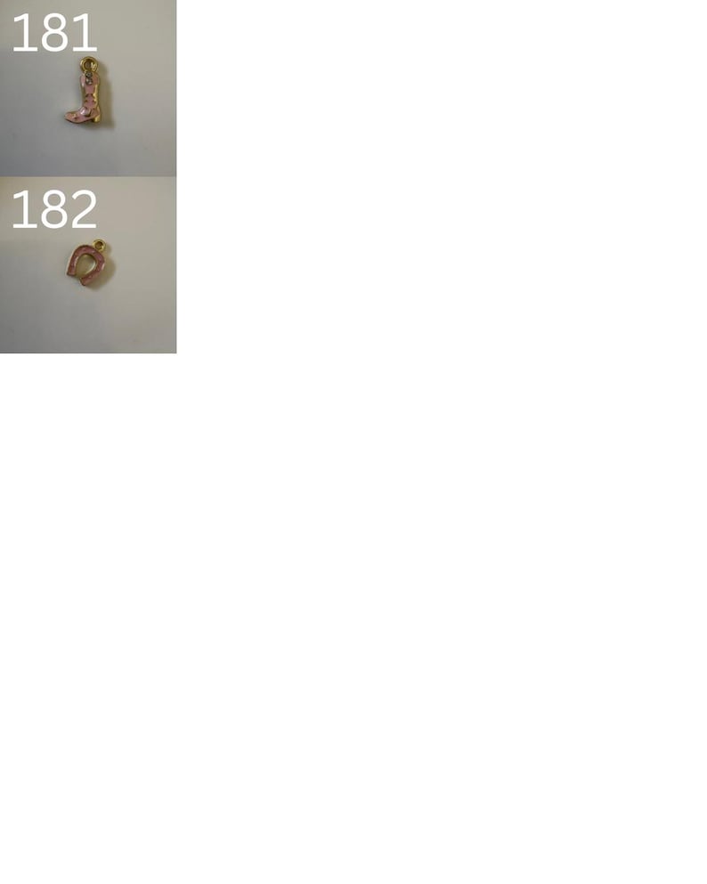 K&ouml;nnte beinhalten: Zwei kleine Metallanh&auml;nger mit den Nummern 181 und 182. Anh&auml;nger 181 ist ein rosa Cowboystiefel mit goldfarbenen Akzenten. Anh&auml;nger 182 ist ein rosa Hufeisen mit goldfarbenen Akzenten. Beide Anh&auml;nger haben eine kleine &Ouml;se zur Befestigung.