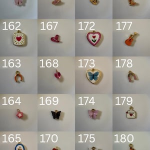 K&ouml;nnte beinhalten: Ein Raster aus zwanzig kleinen Metallanh&auml;ngern, nummeriert von 161 bis 180. Die Anh&auml;nger zeigen verschiedene Formen wie Schmetterlinge, Herzen, einen Cowboyhut, einen Stiefel, eine Gitarre, einen Stern, ein Hufeisen, einen Kaktus und einen Umschlag.