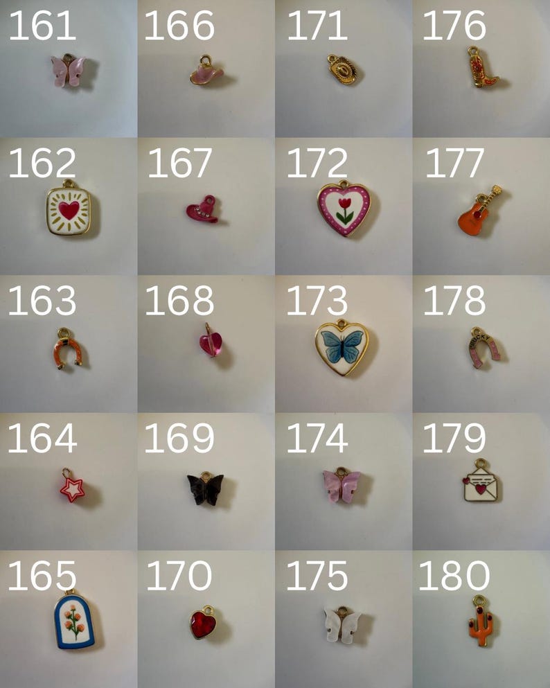 K&ouml;nnte beinhalten: Ein Raster aus zwanzig kleinen Metallanh&auml;ngern, nummeriert von 161 bis 180. Die Anh&auml;nger zeigen verschiedene Formen wie Schmetterlinge, Herzen, einen Cowboyhut, einen Stiefel, eine Gitarre, einen Stern, ein Hufeisen, einen Kaktus und einen Umschlag.