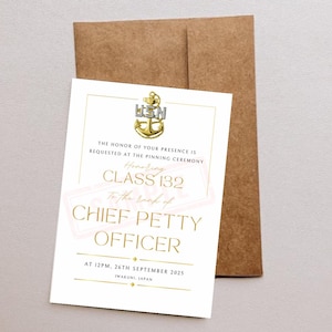 Peut inclure: Une invitation blanche avec du texte doré et un emblème d'ancre doré, posée sur une enveloppe marron. La carte indique "L'honneur de votre présence est demandé à la cérémonie de remise d'insignes" et les détails d'un événement.