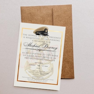 Peut inclure: Une invitation formelle avec une bordure dorée et une enveloppe beige. La carte contient le texte "L'honneur de votre présence est demandé à la cérémonie d'épinglage pour Michael Downey." Une casquette de la marine est en haut.