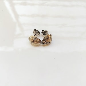 Può includere: Un set di tre ciotole impilabili in ceramica nei toni del blu, verde e bianco. Le ciotole presentano una smaltatura maculata e un design semplice e moderno. La ciotola più grande ha un diametro di circa 15 cm.