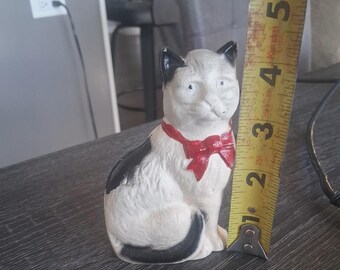 Figura antigua de gato de hierro fundido pintado con lazo rojo, banco/tope de puerta, 4"