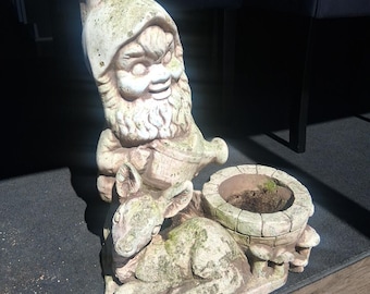 Macetero de piedra con forma de gnomo de hormigón vintage, 19 cm de alto x 16 cm de ancho.