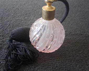 Frasco de perfume rosa antiguo con atomizador Nueva York París Londres