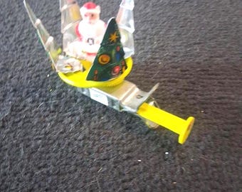 Juguete giratorio de hojalata litografiada vintage con forma de árbol de Navidad y Papá Noel, fabricado en Japón.