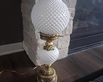 Lámpara de mesa tipo huracán de cristal opalino blanco con relieve de puntos, estilo Fenton vintage, 61 cm de altura.