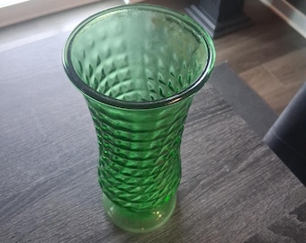 Jarrón verde antiguo con diseño de diamante de EO Brody Glass Co. de Cleveland, Ohio