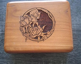 Productos personalizados de madera para empresas: joyería y caja de música, juegos de mesa y sillas.