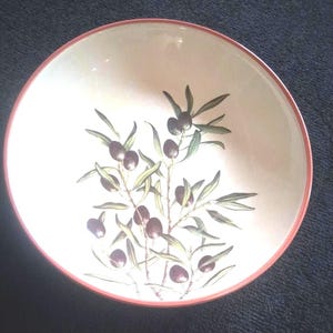 Puede incluir: Un juego de tres tazas de cerámica con un acabado mate moteado. Las tazas son de color crema, gris claro y gris oscuro. Cada taza tiene un diseño simple y minimalista, ideal para café o té.