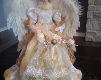 Ángel de 17 pulgadas color marfil y dorado de Kurt Adler para la copa del árbol.