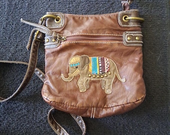 Bolso marrón con aplique de elefante y flores de pared, estilo bohemio.
