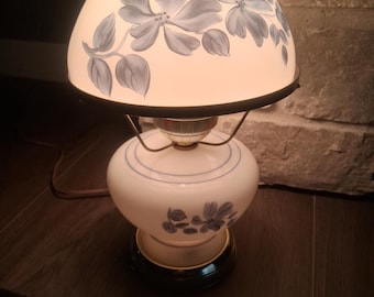 Lámpara de huracán vintage pintada a mano con diseño floral azul y base de latón, 3 vías – 35,5 cm (14 pulgadas)