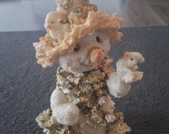 Figura vintage de muñeco de nieve navideño de resina blanca y dorada de 20 cm de altura.