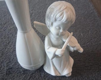 Jarrón pequeño vintage de cerámica con querubín/ángel tocando el violín.