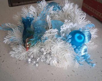 Centro de mesa navideño vintage con pájaro de seda