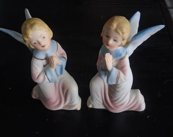 Figuras vintage de porcelana bizcochada de Artmark Japan: par de ángeles arrodillados en oración, color rosa y azul, de 10 cm (4 pulgadas).