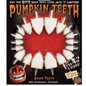 Könnte beinhalten: Eine Packung mit weißen Kunststoff-Kürbiszähnen, beschriftet mit "Pumpkin Teeth" und "Shark Teeth". Das Set enthält 18 Zähne in 3 Größen, geeignet für Kinder ab 6 Jahren. Die Verpackung zeigt eine geschnitzte Kürbis-Illustration.
