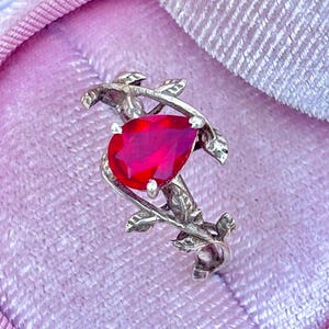 Danity Natural Red Garnet Engagement Ring Gold// Handmade Fine Jewelry// Birthday Gift Ring// Antique 3.0CT Pear Cut Red Garnet Women&#39;s Ring