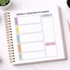 以下が含まれることがあります： 「Weekly Sessions Planner」のタイトルが付いた、スパイラル綴じの週間セッションプランナー。各曜日のセクションがあり、色分けされたラベルが付いています。ペン、コーヒーカップ、小さな植物も見えます。