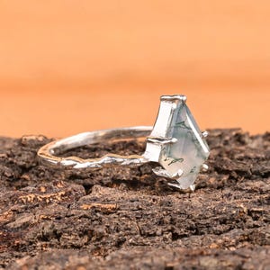 Leaf Design Kite Cut Moss Agate Engagement Ring in Sterling Silver, Nature Inspired Green Gemstone Ring, Dainty Handmade Forest Jewelry Gift