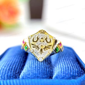 Anillo Escudo Hyliano: Anillo de plata de ley con esmeralda sintética, rubí y zafiro de Legend of Zelda