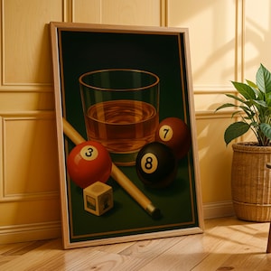 Peut inclure: Une impression encadrée représentant une nature morte avec des boules de billard, un verre de liquide ambré, une queue et un petit cube en bois. Les boules sont numérotées 3, 7 et 8. Le fond est vert foncé.