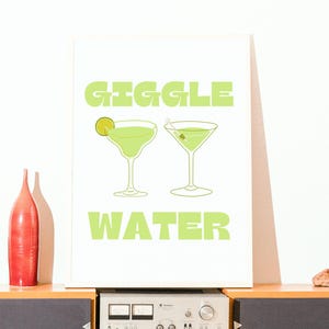 Giggle Water プリント可能なウォールアート – グラス付きグリーンカクテルポスター – スピークイージーバーデコレーション、禁酒パーティーデジタルダウンロード