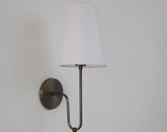 Aplique de pared de latón hecho a mano, lámpara de mesita de noche contemporánea, luminaria de pared de estilo moderno de mediados de siglo.