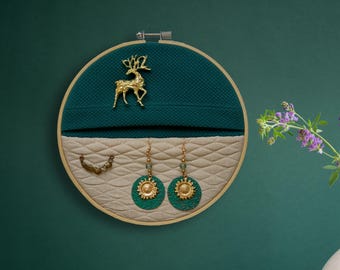 Ställ för broscher, nålar och små smycken, i quiltat tyg | Tvåfärgad textilkomposition | Attraktiv väggmonterad förvaring med fickor