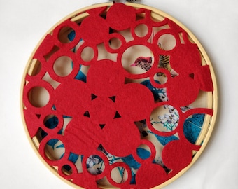 Kinesiskinspirerad textilväggdekoration i röd filt och växtbaserat siden, på en bambucirkel | Originaldesign