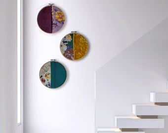 Väggdekor i blommig och texturerad textil: 3-delat set med sammet och tryckta tyger på träcirklar | Boho-inredning