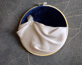 Art Deco-väggmedaljong i textil | Midnattsblå sammet, draperad pärlgrå satin, kristalldroppar och fjäder, på en träcirkel