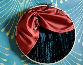 Väggmedaljong i textil i art déco-stil: kopparsatin och kejsergrön sammet på en träcirkel | Originaldesign