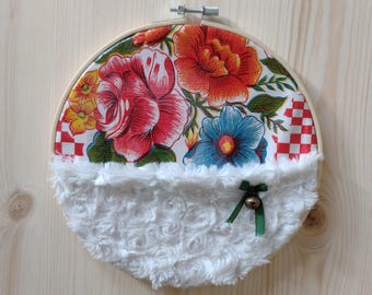 ItsOhSoStill – en hängande textilkreation, en hemlig ficka, retroblommigt tryck och plyschtyg, bronsfärgad klocka