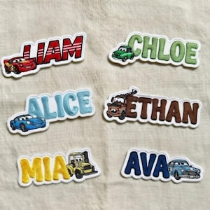 Puede incluir: Parches bordados con nombres y personajes de la pel&iacute;cula Cars. Los nombres incluyen Liam, Chloe, Alice, Ethan, Mia y Ava. Cada parche tiene un gr&aacute;fico de coche diferente y un borde blanco.