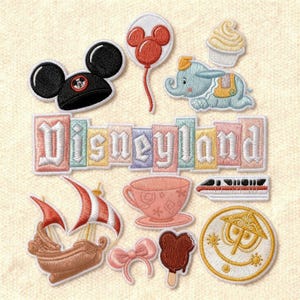 Könnte beinhalten: Rustikales Holzschild mit dem Text "Welcome to our home" in weißer Schrift. Das Schild hat eine Used-Optik und ein schlichtes, einladendes Design, perfekt für eine Veranda oder einen Eingangsbereich.