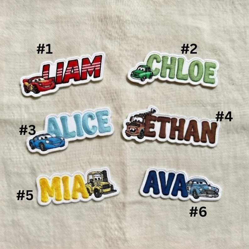 Puede incluir: Parches de nombres bordados con nombres como Liam, Chloe, Alice, Ethan, Mia y Ava. Cada parche incluye una ilustraci&oacute;n de un coche de dibujos animados. Los parches tienen un borde blanco y est&aacute;n sobre un fondo beige.