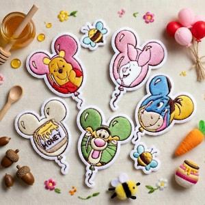 Könnte beinhalten: Gestickte Aufnäher mit Winnie-Puuh-Figuren, darunter Puuh, Ferkel, I-Aah und Tiger, in Form von Mickey-Mouse-Ballons. Zusätzliche Elemente sind ein Honigtopf, Bienen und ein Bündel Ballons.
