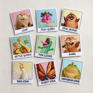 Könnte beinhalten: Neun gestickte Aufnäher mit Cartoon-Tierfiguren, jeweils in einem rechteckigen Rahmen. Zu den Figuren gehören ein Biber mit der Aufschrift "LOAF", eine rosa Kreatur mit der Aufschrift "FISH QUEEN" und ein lächelnder Biber mit der Aufschrift "KING GEORGE".