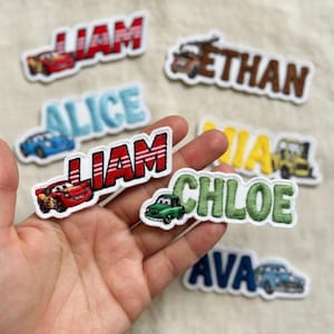 Puede incluir: Parches bordados con nombres e ilustraciones de coches. Los nombres "Liam", "Ethan", "Alice", "Mia", "Chloe" y "Ava" se muestran en varios colores. Los parches son rojos, azules, verdes y amarillos.