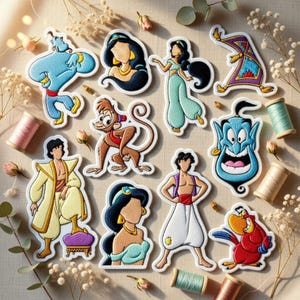 Puede incluir: Una colección de parches bordados con personajes de una popular película de animación. Los parches incluyen un genio azul, un mono, un loro y varios personajes con trajes coloridos. Los parches están rodeados de carretes de hilo y pequeñas flores.