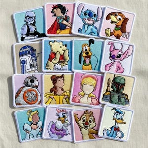 Puede incluir: Parches bordados cuadrados con personajes de dibujos animados, incluyendo Disney y Star Wars. Cada parche tiene un borde blanco y presenta personajes como Stitch y Blancanieves.