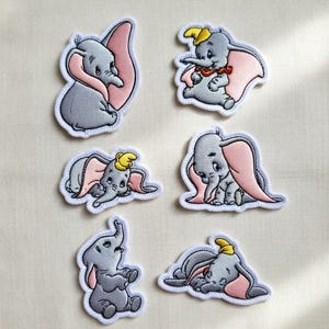 Puede incluir: Un juego de tres tazas de cerámica con un acabado mate moteado. Las tazas son de color crema, marrón claro y marrón oscuro. Cada taza tiene un diseño minimalista y un asa redondeada.