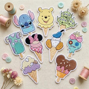 Puede incluir: Colección de parches bordados con forma de conos de helado, con varios personajes de dibujos animados. Los parches incluyen a Stitch, Winnie the Pooh, Minnie Mouse y otros, con colores vibrantes y costuras detalladas.